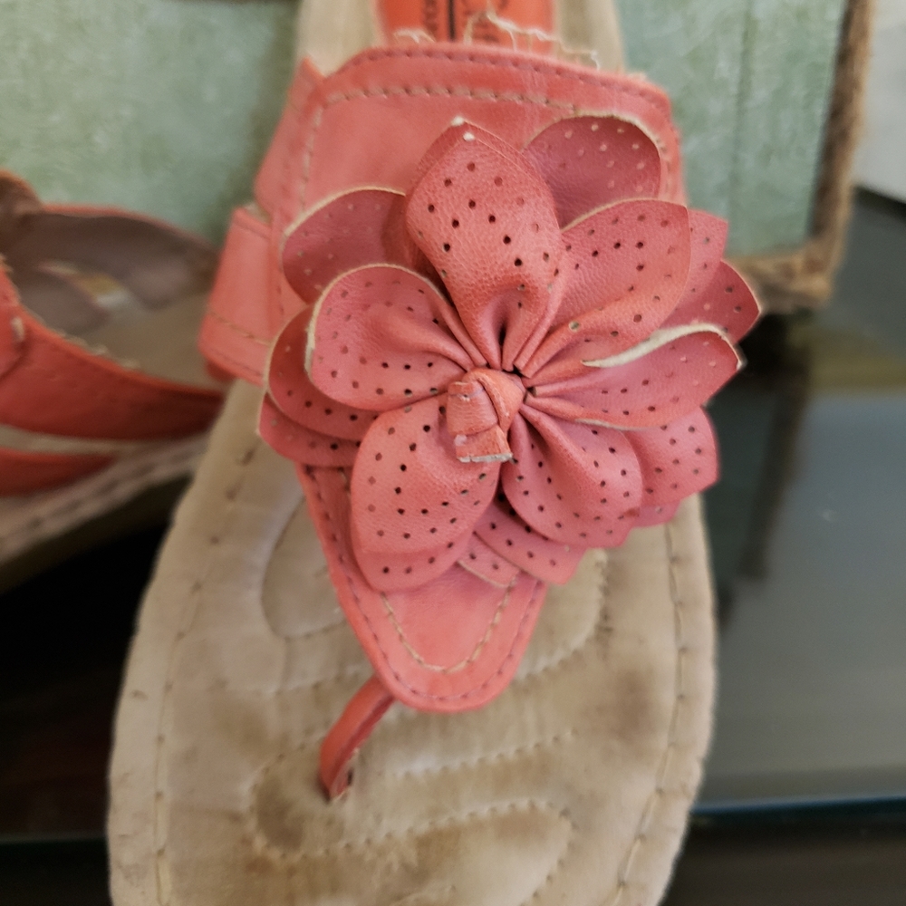 Cliffs by white mountain Womens sandals